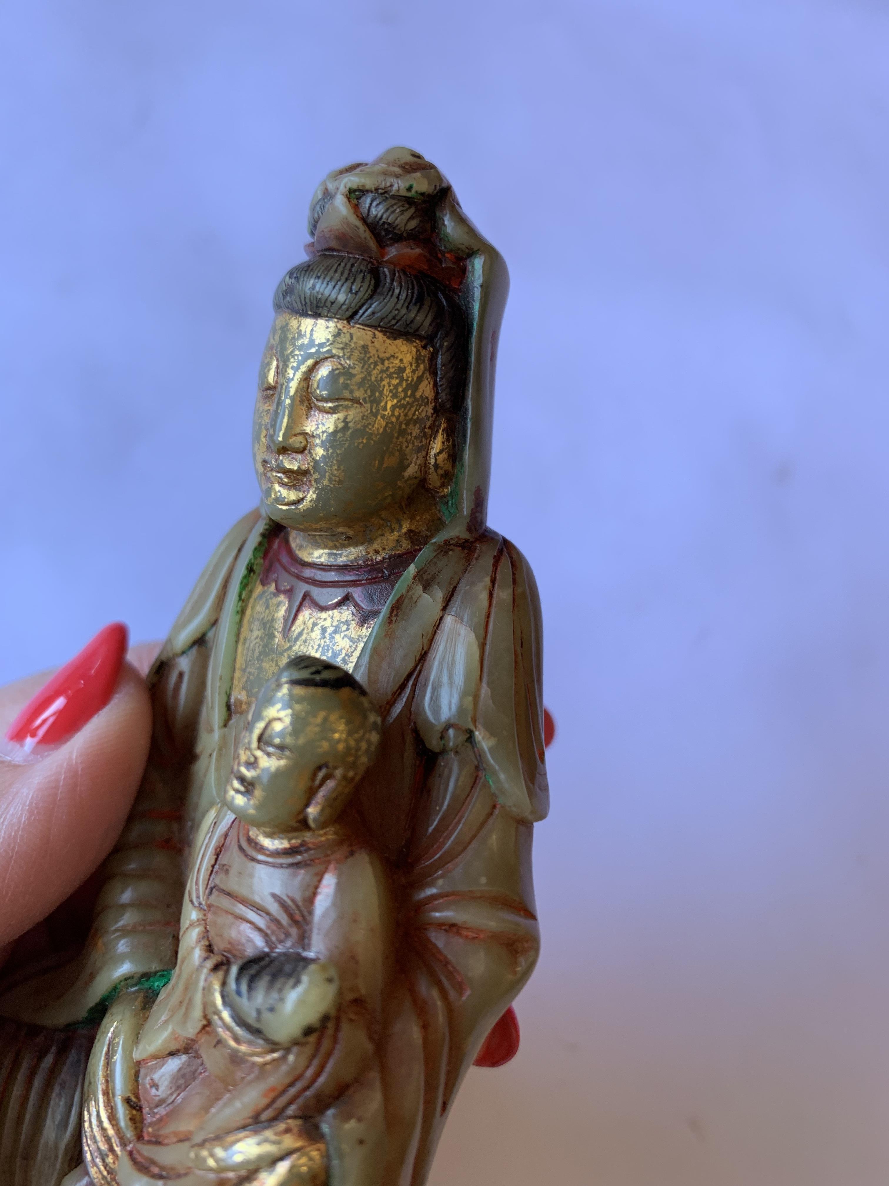 A CHINESE SOAPSTONE FIGURE OF GUANYIN AND CHILD. - Image 7 of 10