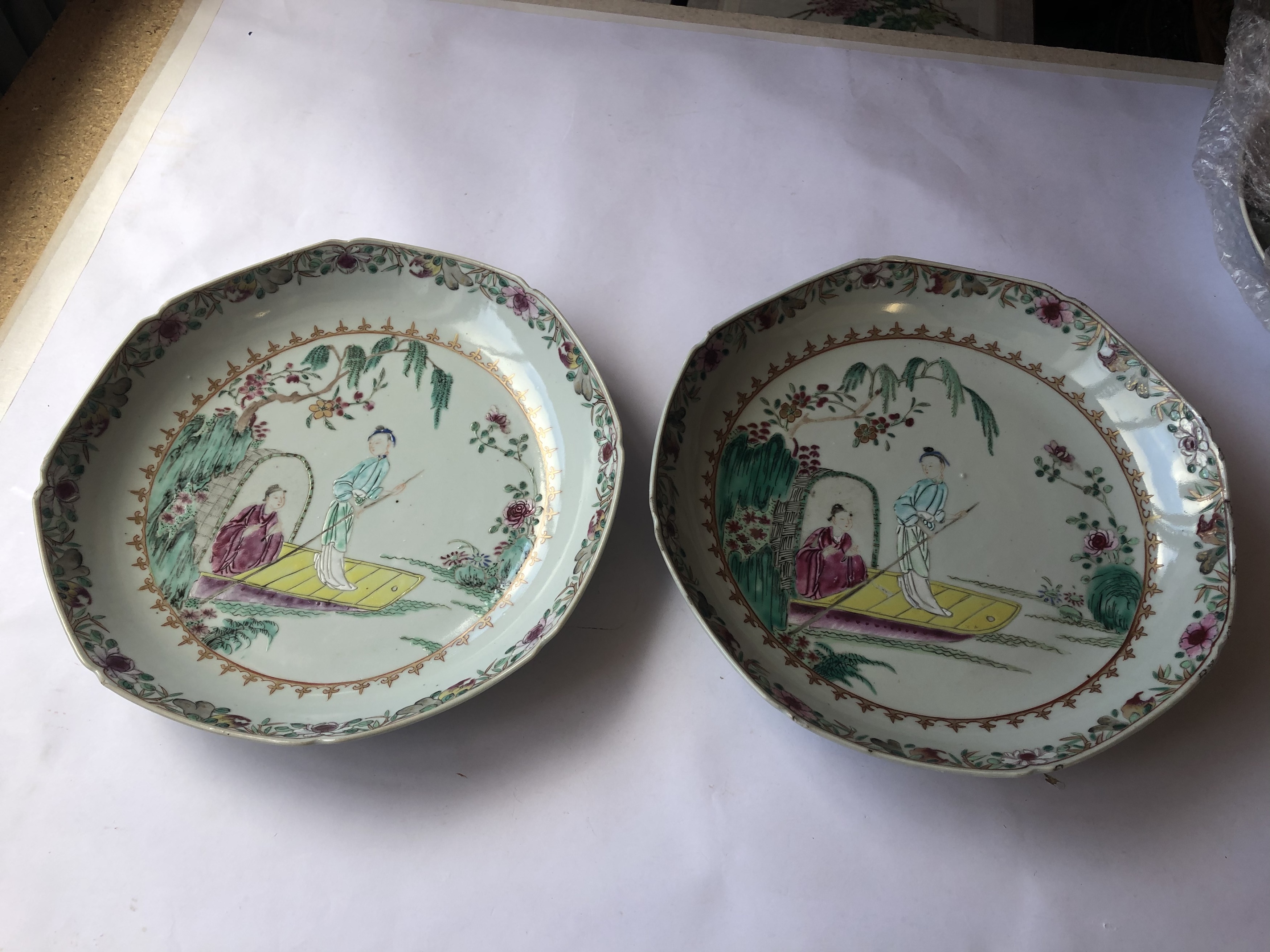 A PAIR OF CHINESE FAMILLE ROSE 'PUNTERS' DISHES. - Image 2 of 11