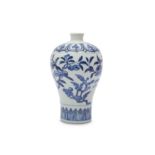 A CHINESE BLUE AND WHITE 'FRUIT' VASE, MEIPING.
