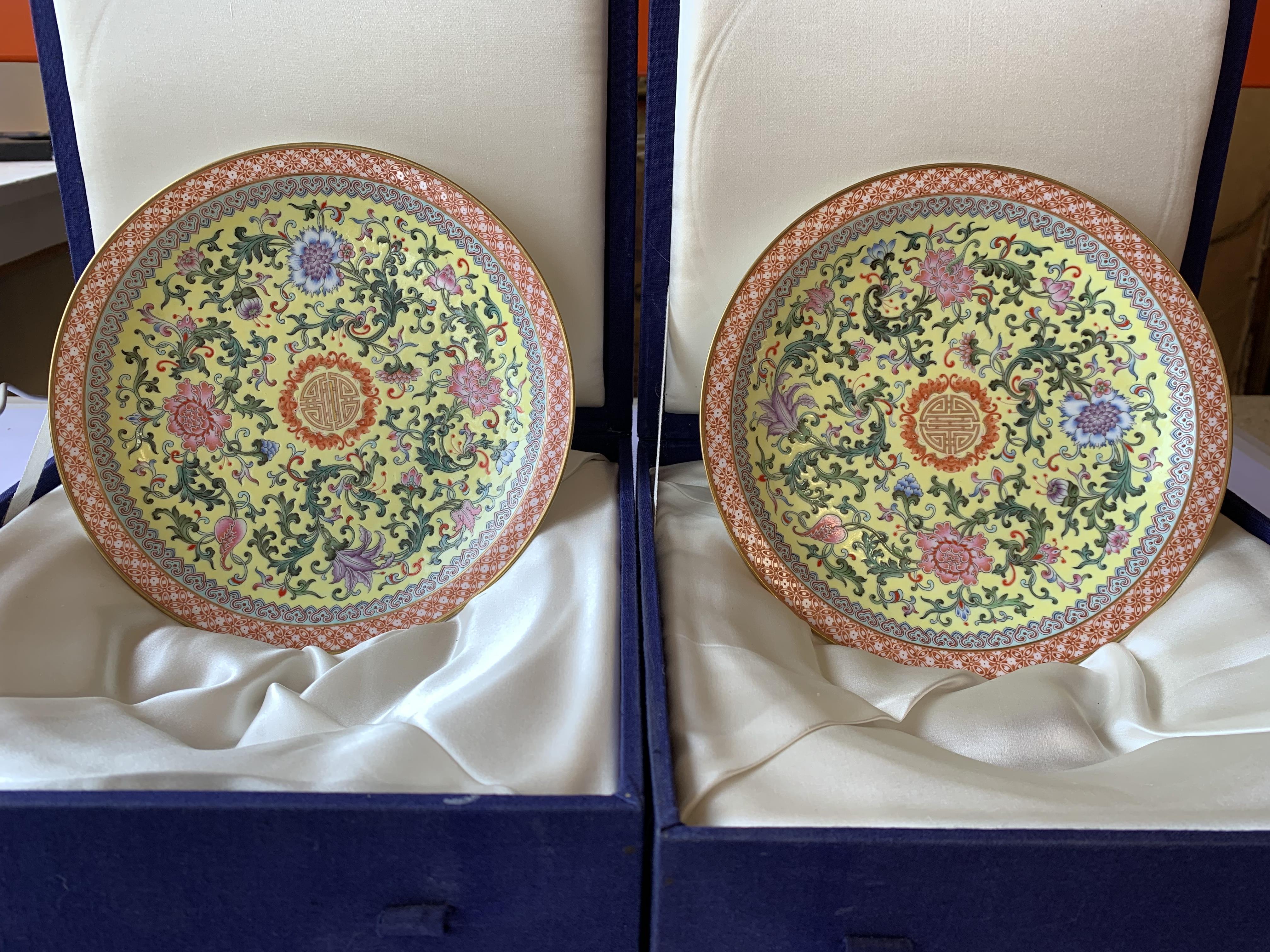 A PAIR OF CHINESE FAMILLE ROSE DISHES. - Image 4 of 9