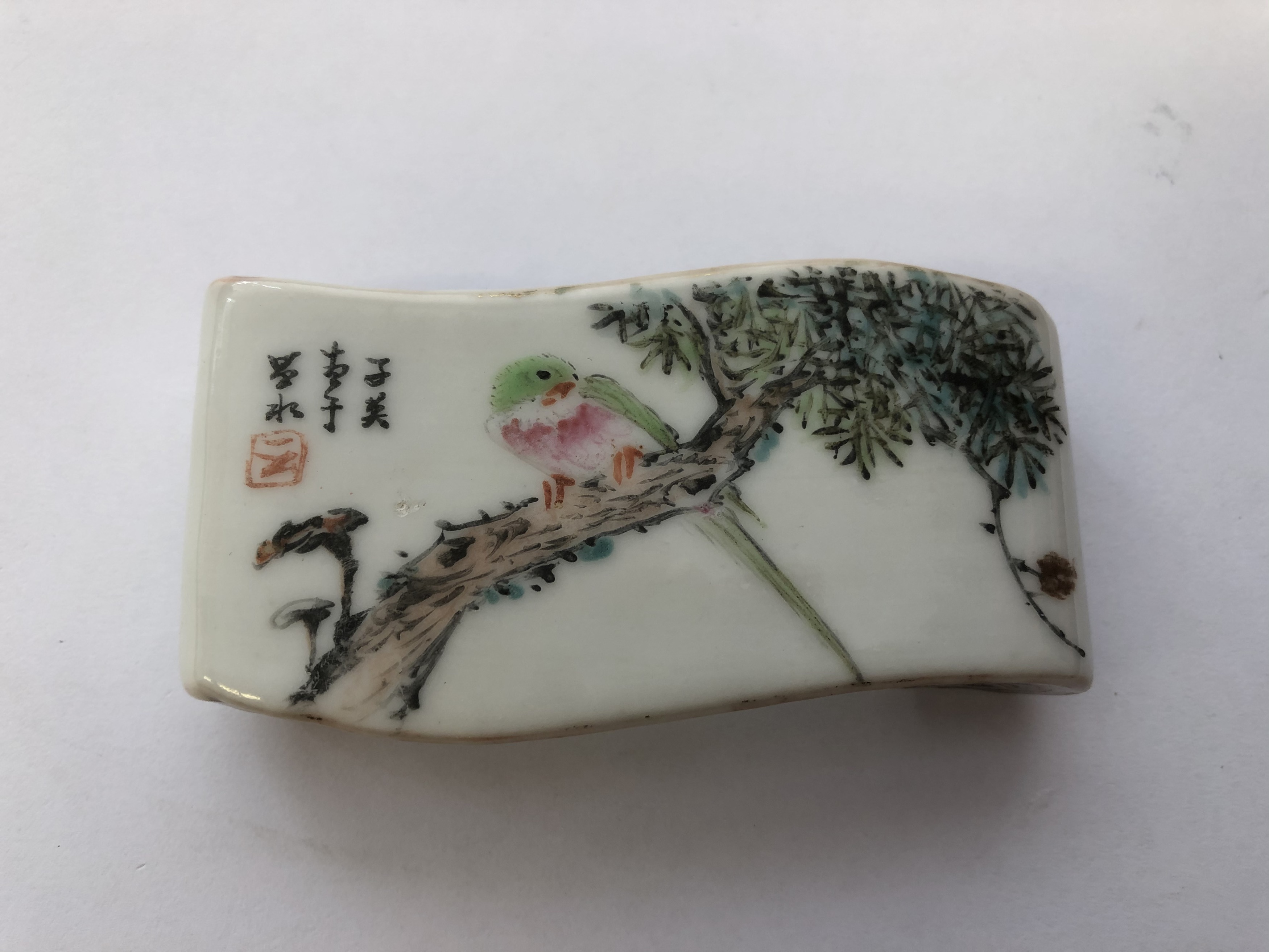 A CHINESE FAMILLE ROSE 'PARROT' BRUSH REST. - Image 4 of 5