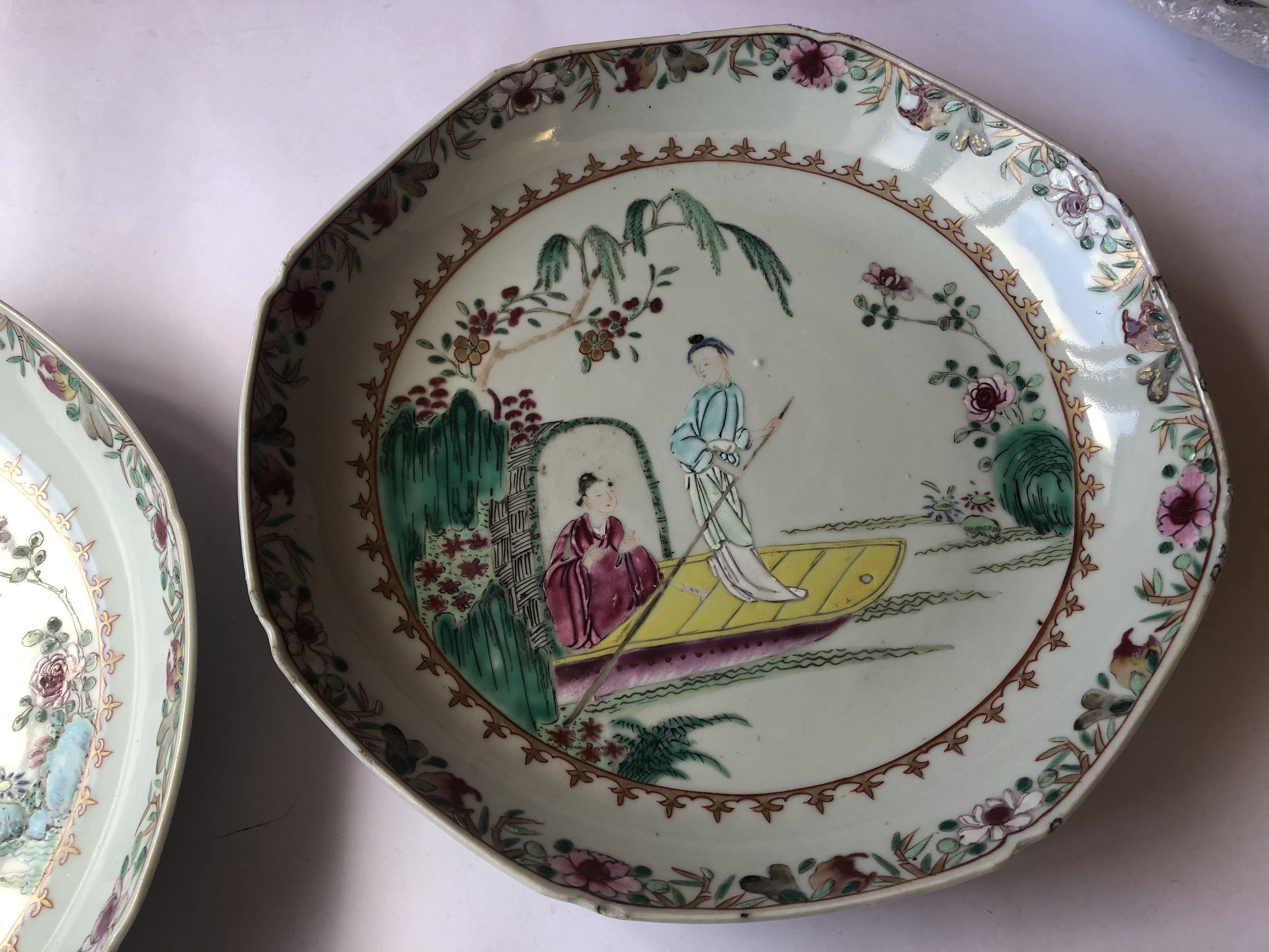 A PAIR OF CHINESE FAMILLE ROSE 'PUNTERS' DISHES. - Image 10 of 11