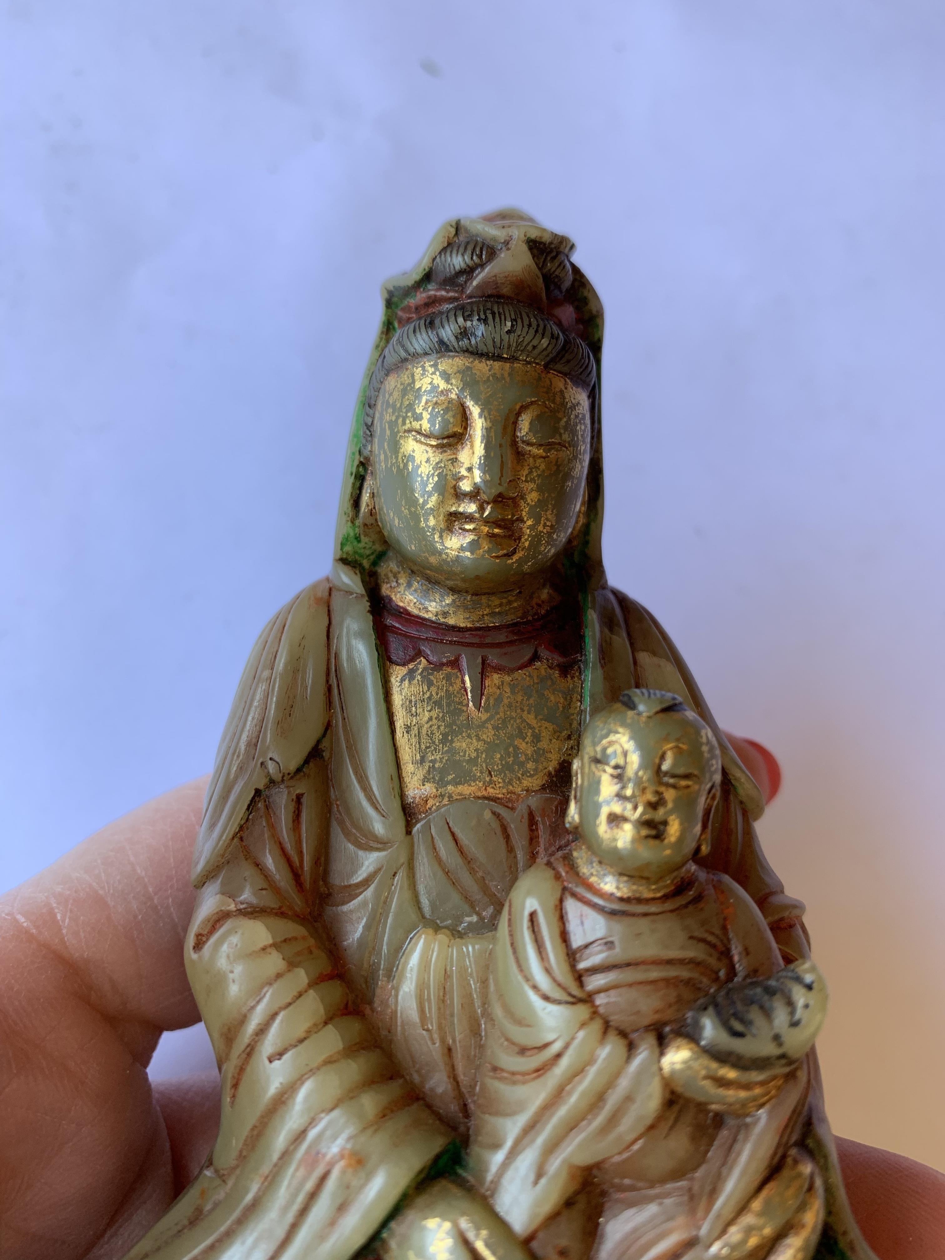 A CHINESE SOAPSTONE FIGURE OF GUANYIN AND CHILD. - Image 10 of 10