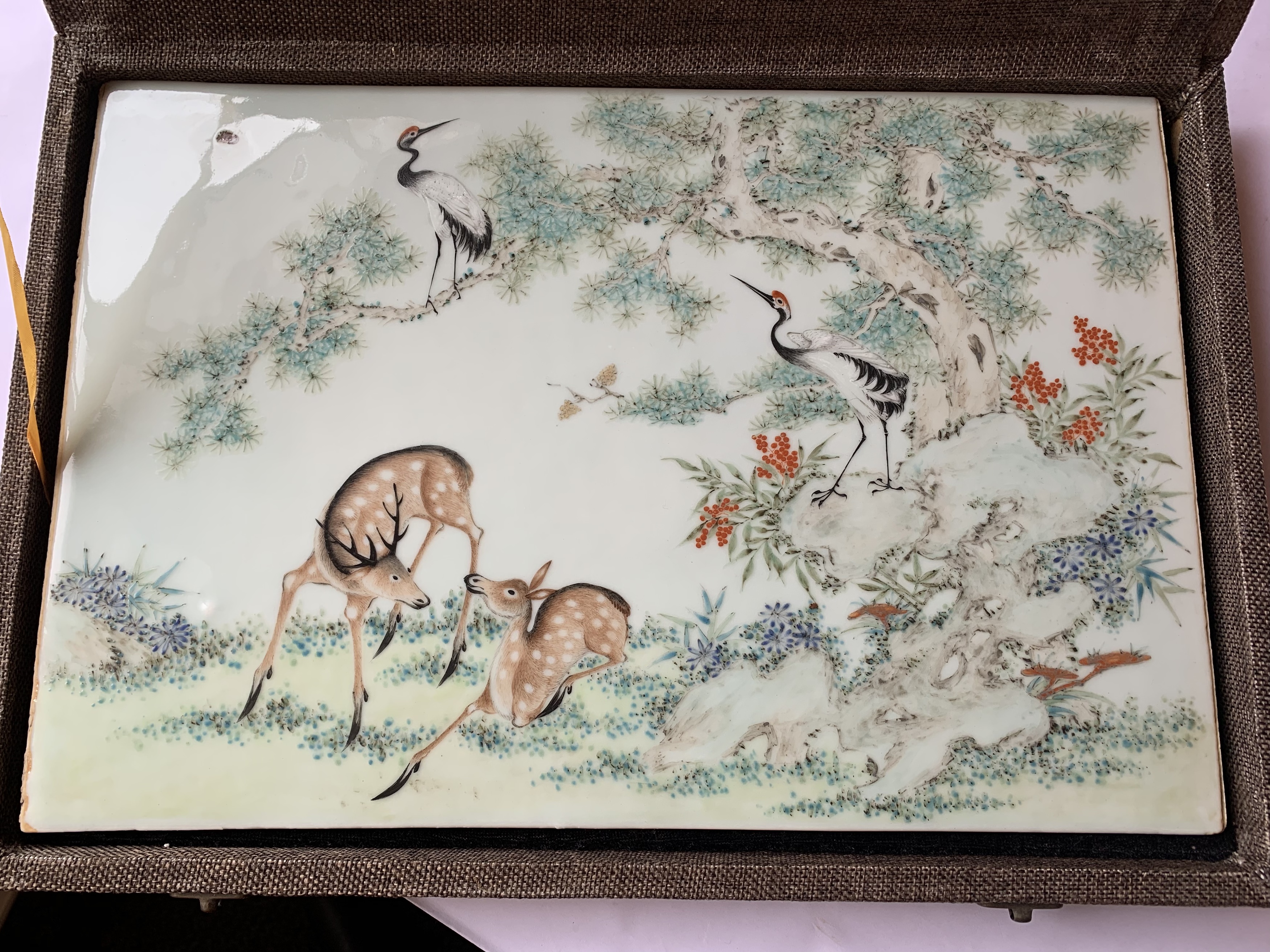 A CHINESE FAMILLE ROSE RECTANGULAR 'DEER AND CRANE' PLAQUE. - Image 9 of 11