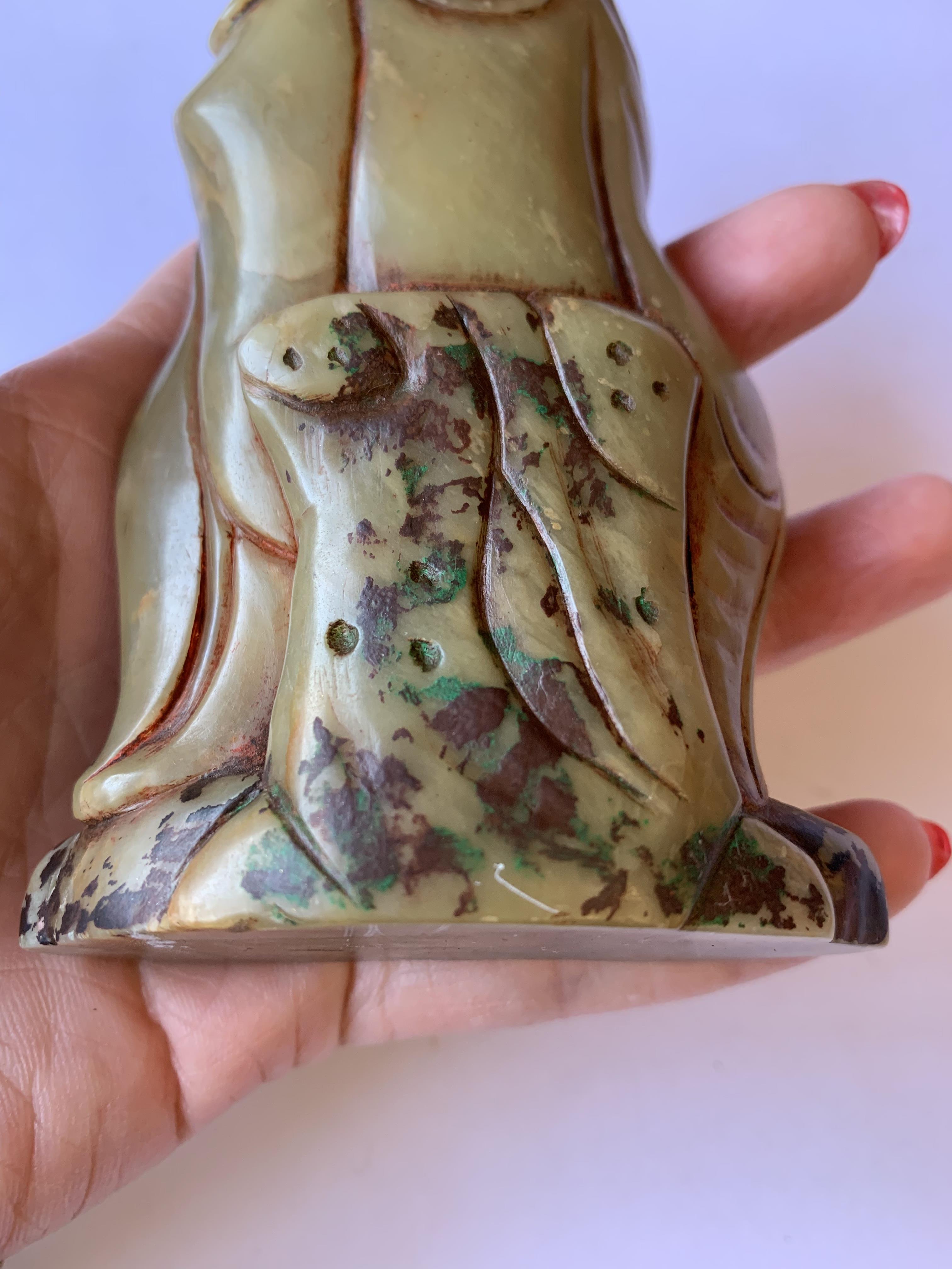 A CHINESE SOAPSTONE FIGURE OF GUANYIN AND CHILD. - Image 3 of 10