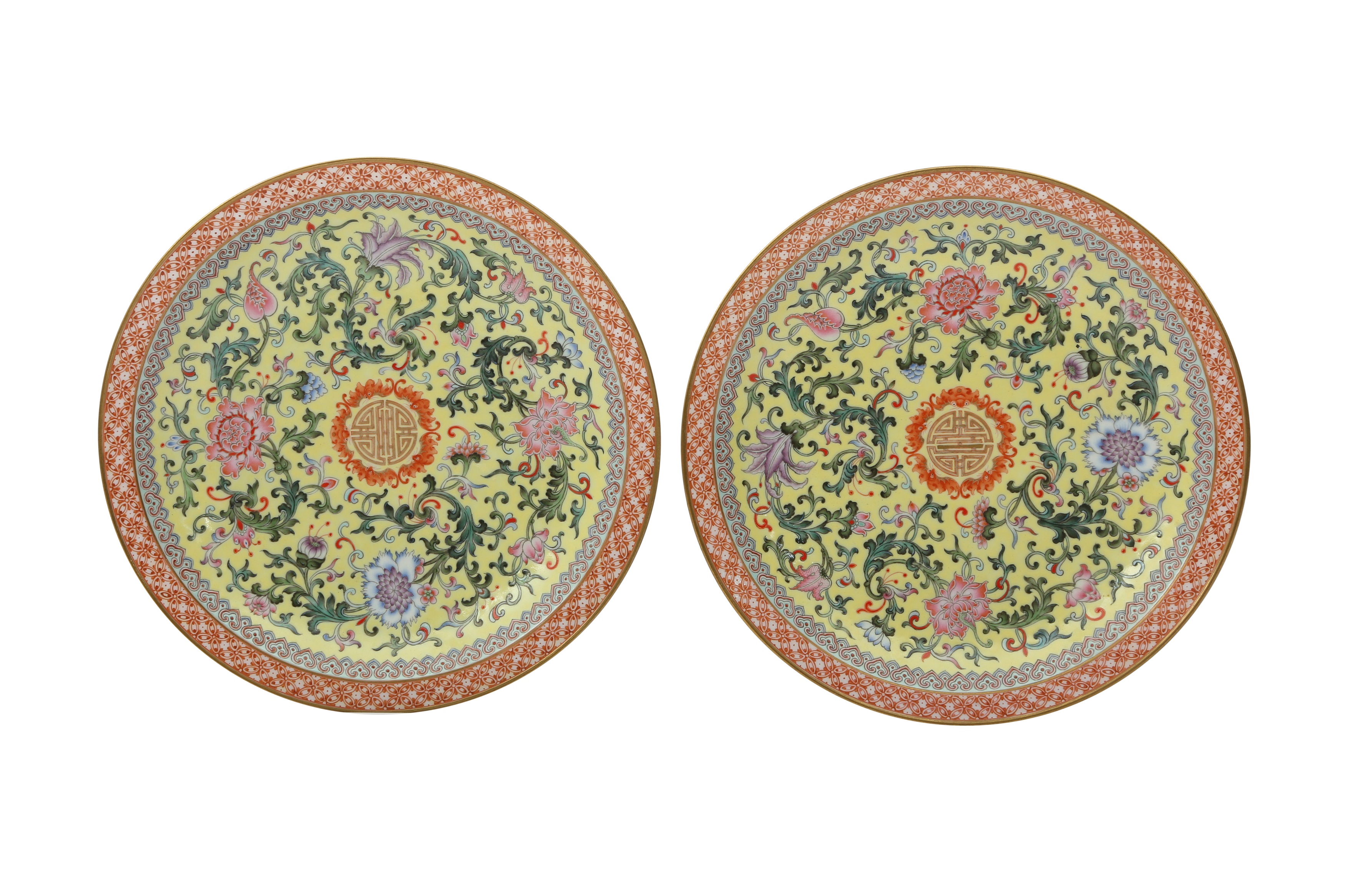 A PAIR OF CHINESE FAMILLE ROSE DISHES.