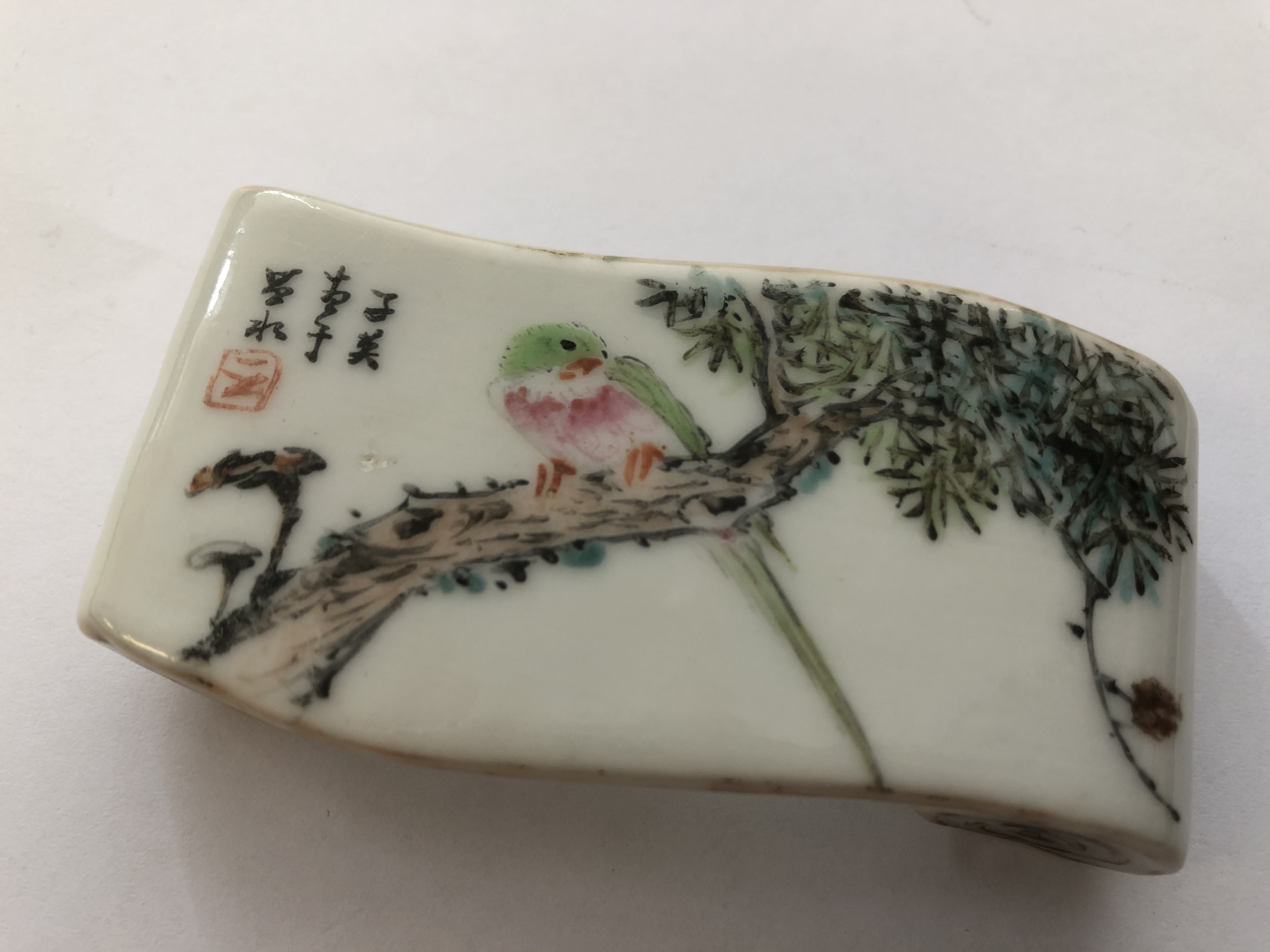 A CHINESE FAMILLE ROSE 'PARROT' BRUSH REST. - Image 2 of 5