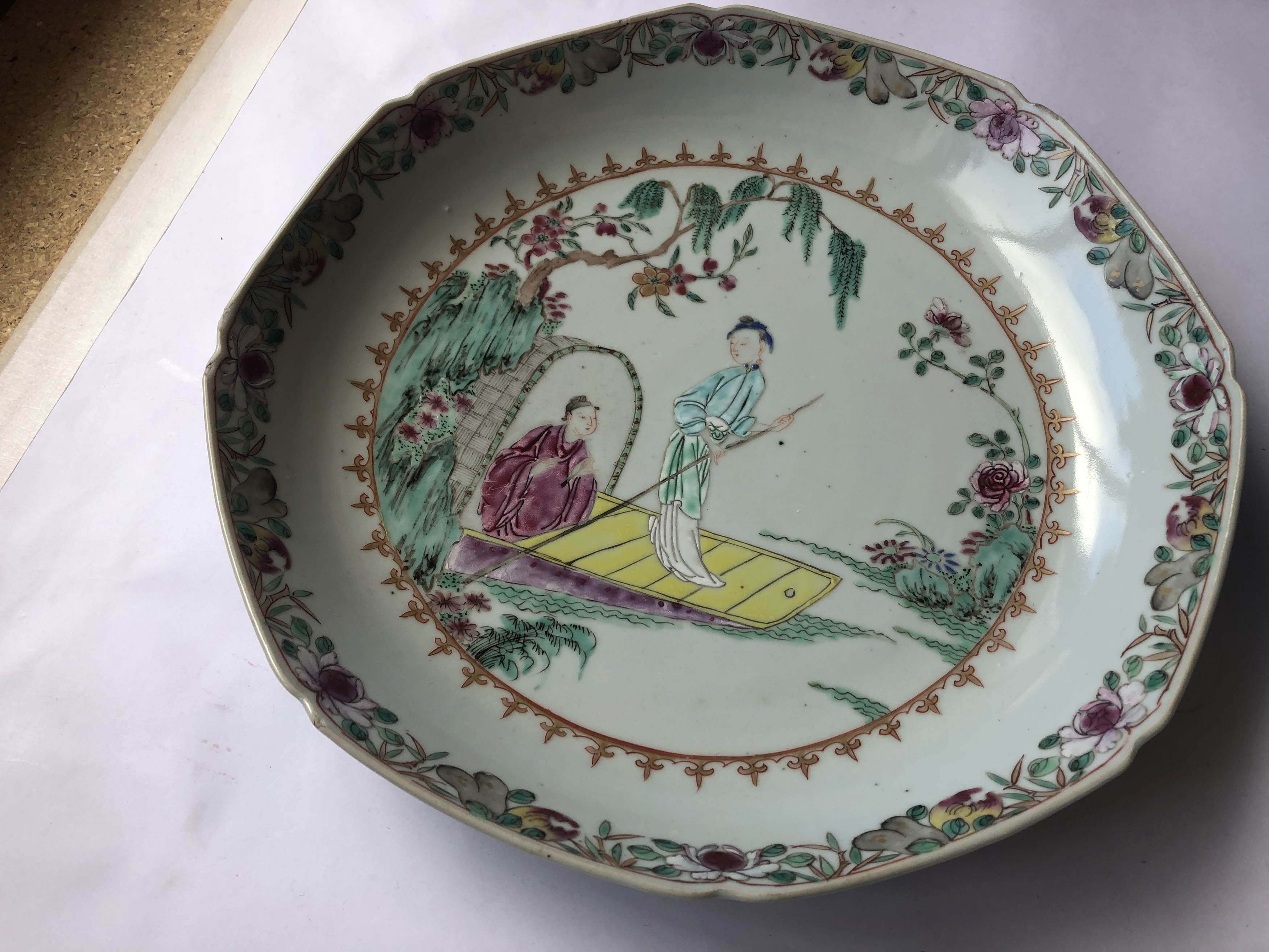A PAIR OF CHINESE FAMILLE ROSE 'PUNTERS' DISHES. - Image 9 of 11