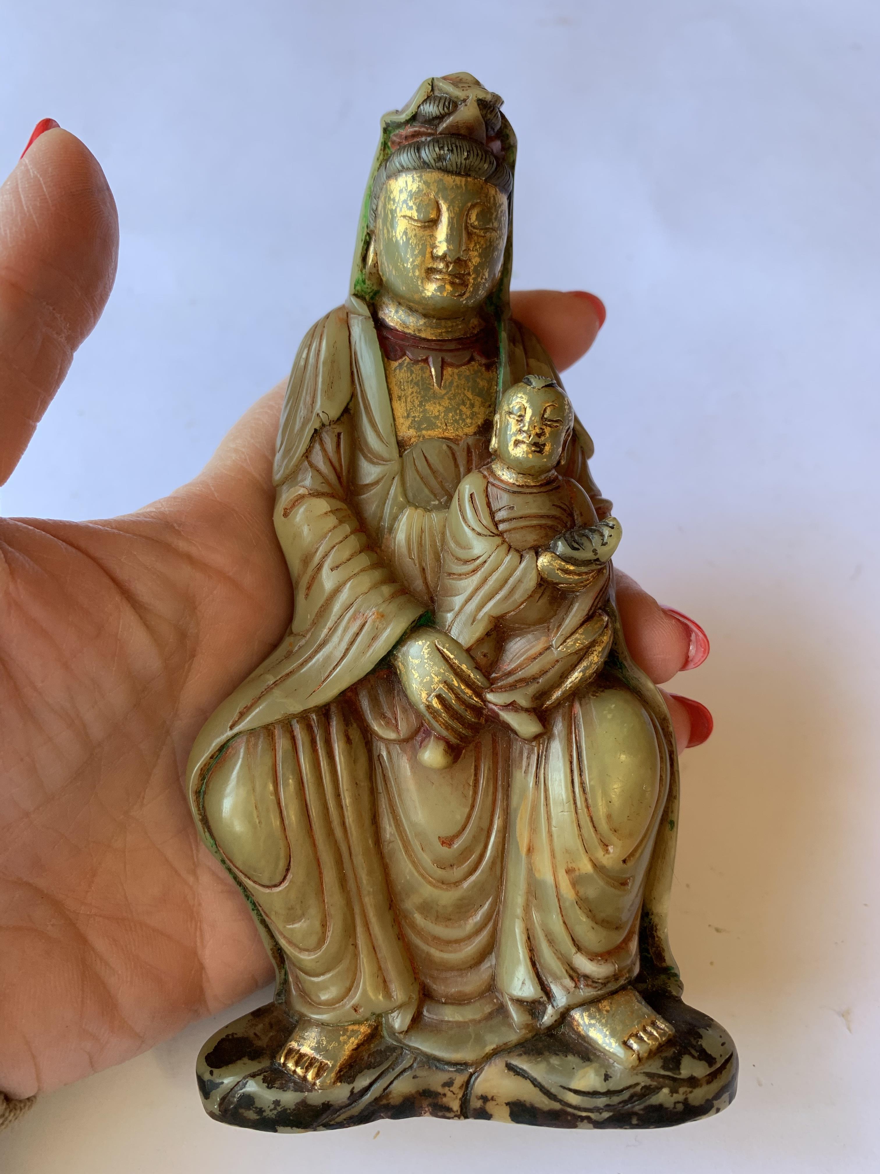 A CHINESE SOAPSTONE FIGURE OF GUANYIN AND CHILD. - Image 9 of 10