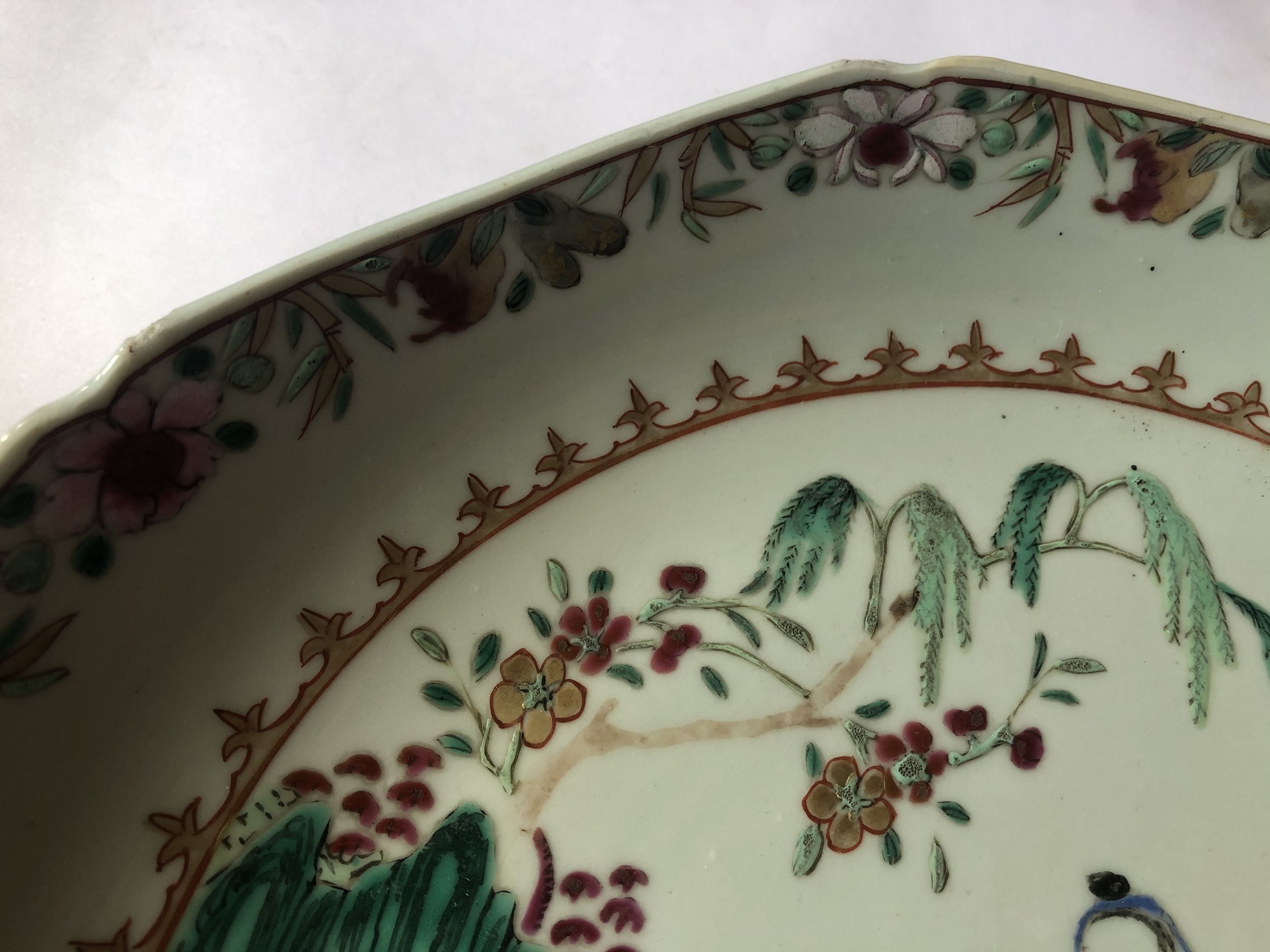 A PAIR OF CHINESE FAMILLE ROSE 'PUNTERS' DISHES. - Image 8 of 11