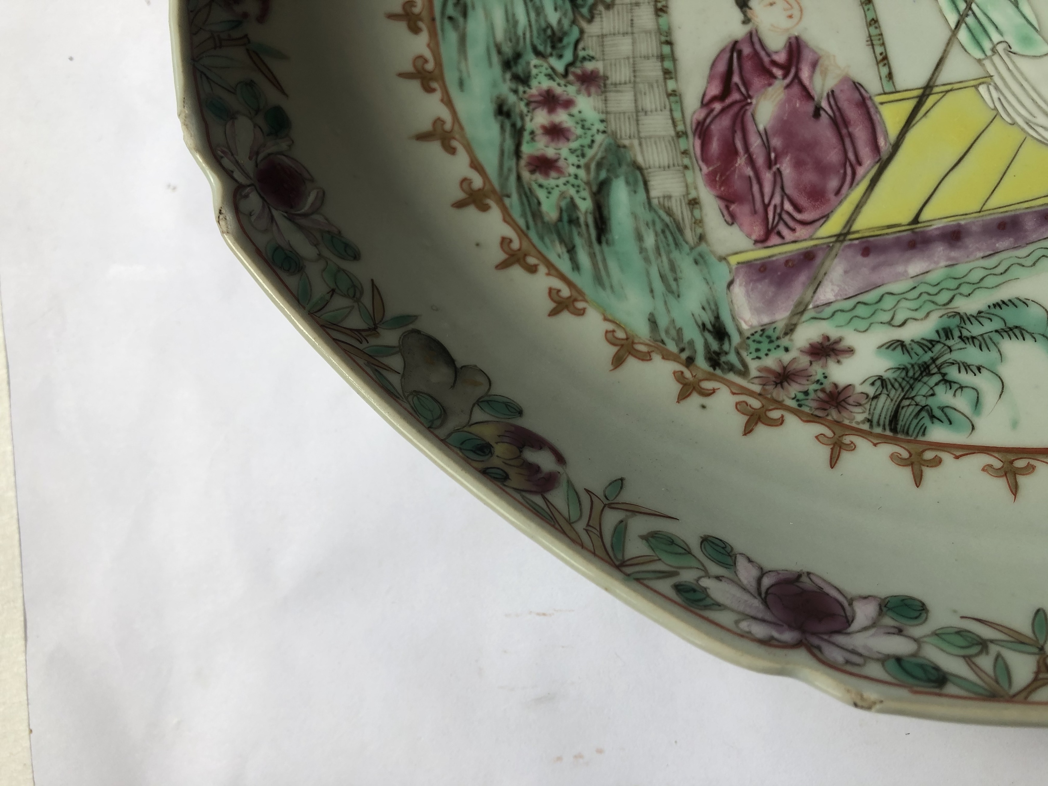 A PAIR OF CHINESE FAMILLE ROSE 'PUNTERS' DISHES. - Image 11 of 11