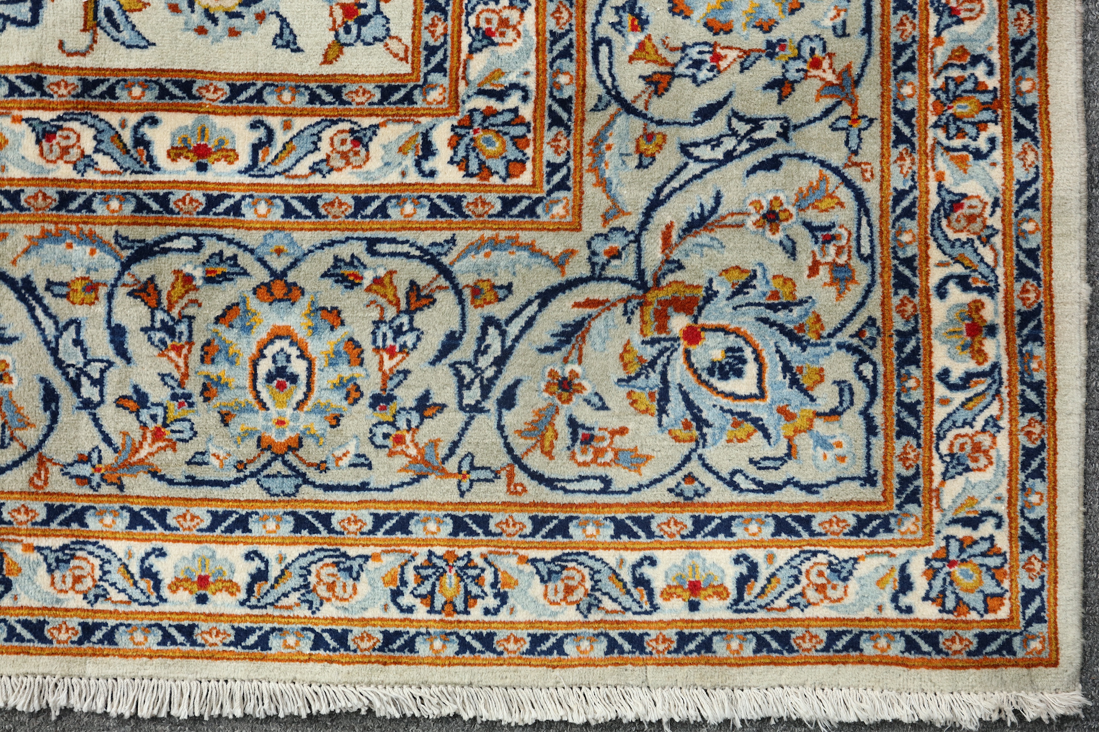 A FINE SIGNED KASHAN RUG, CENTRAL PERSIA - Image 6 of 8