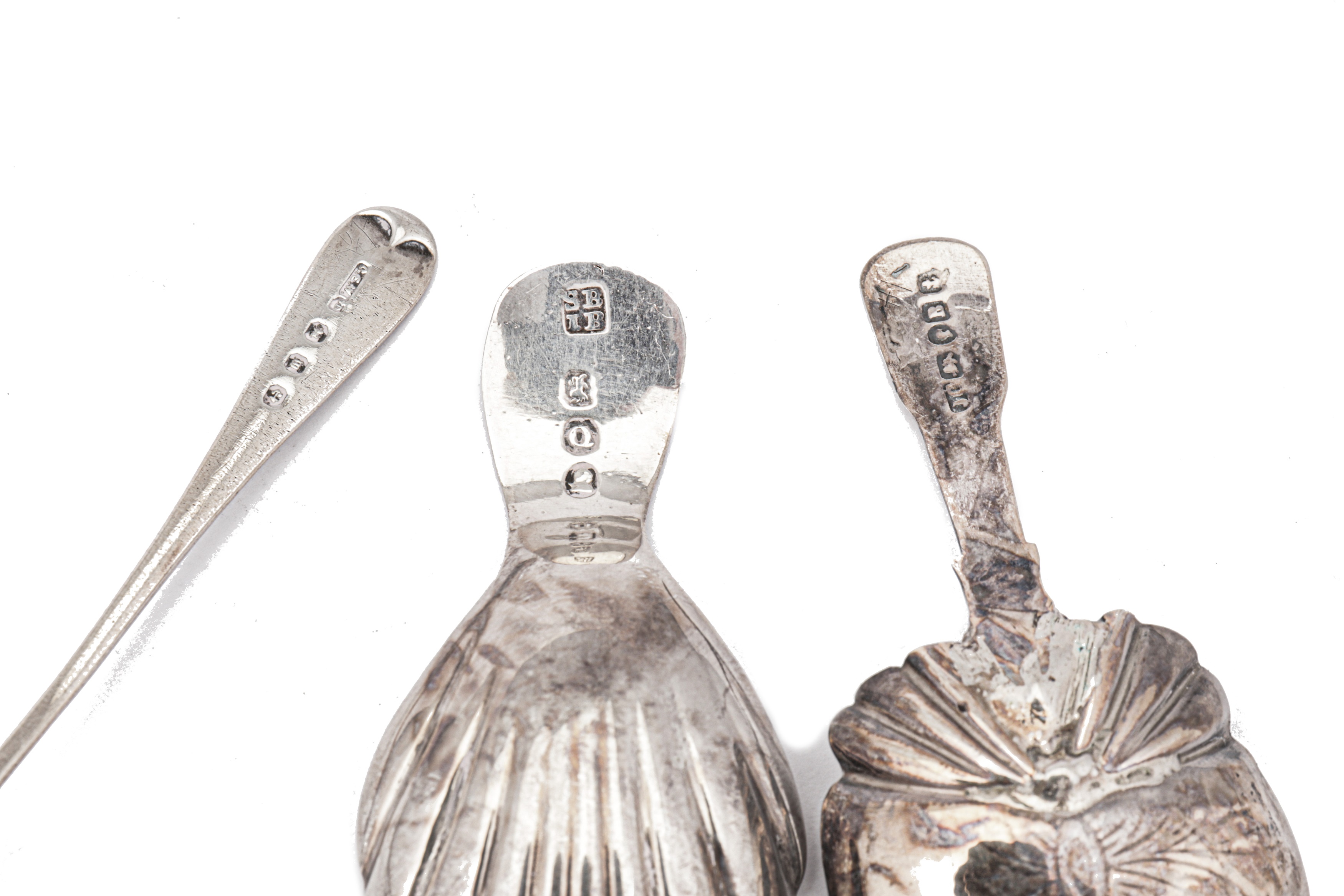 A mixed group – including a Victorian caddy spoon, Birmingham 1850 by James Collins - Image 3 of 3