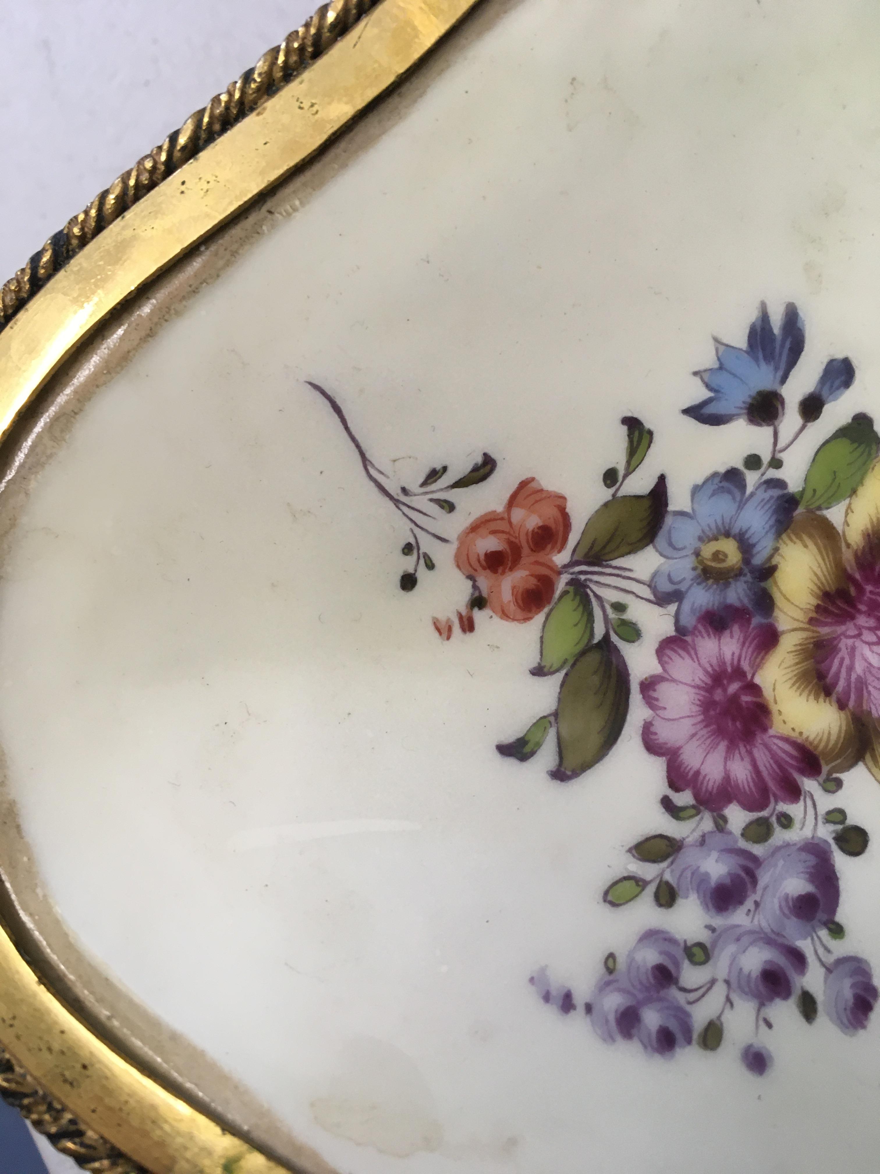 A late 19th/early 20th French porcelain shaped box, in the Sevres style - Image 5 of 9