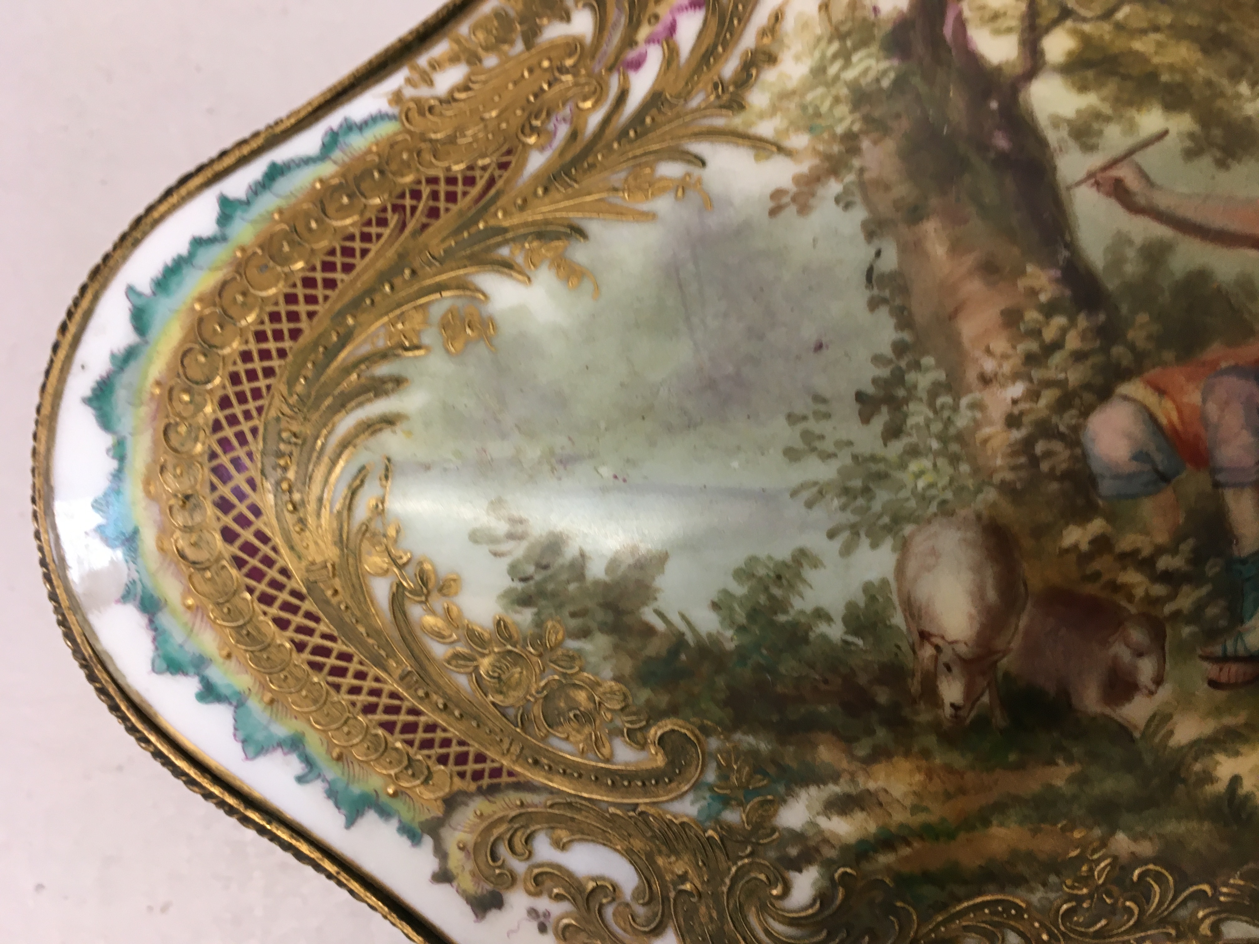 A late 19th/early 20th French porcelain shaped box, in the Sevres style - Image 8 of 9