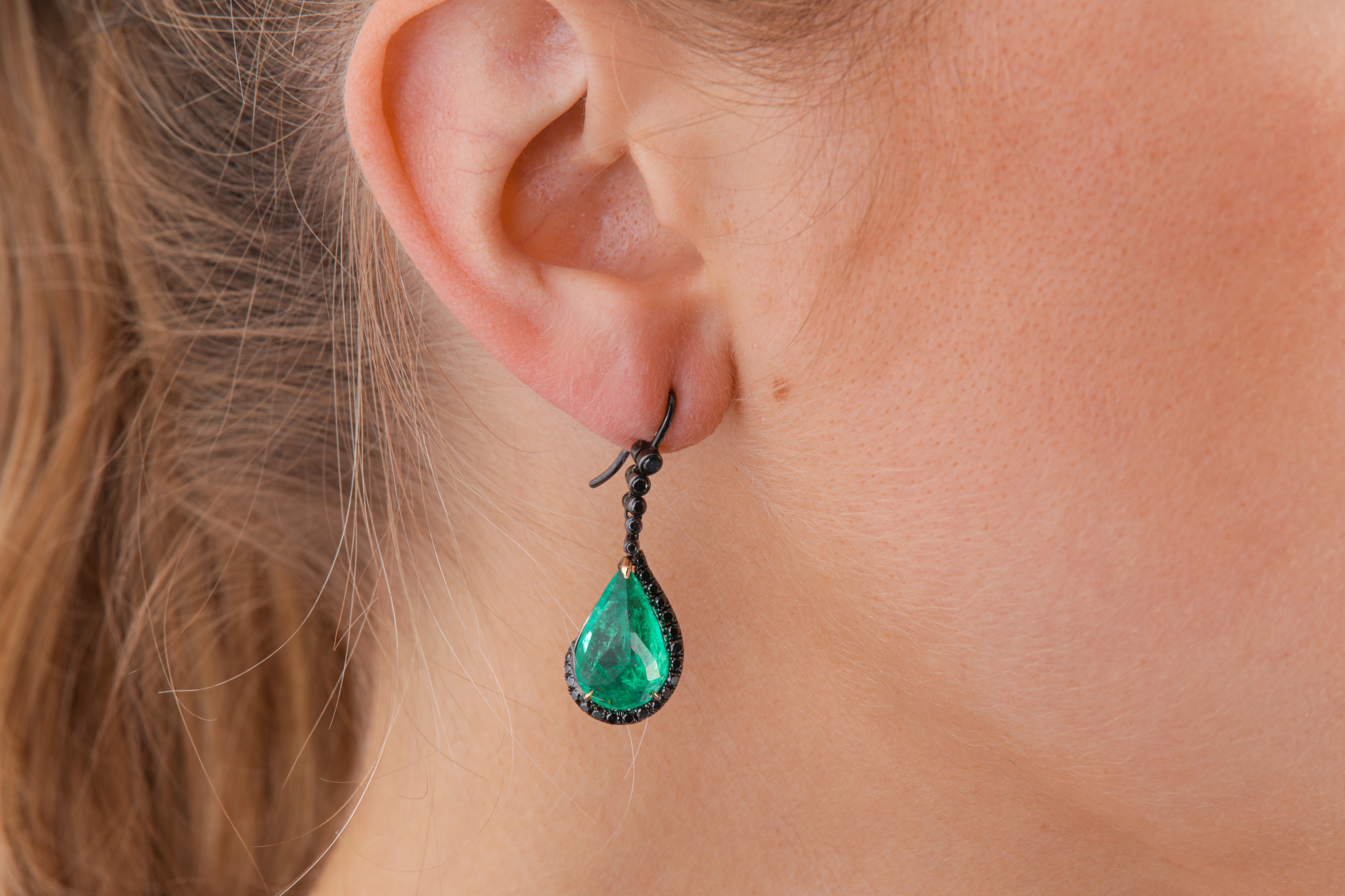A pair of emerald earrings - Image 2 of 2