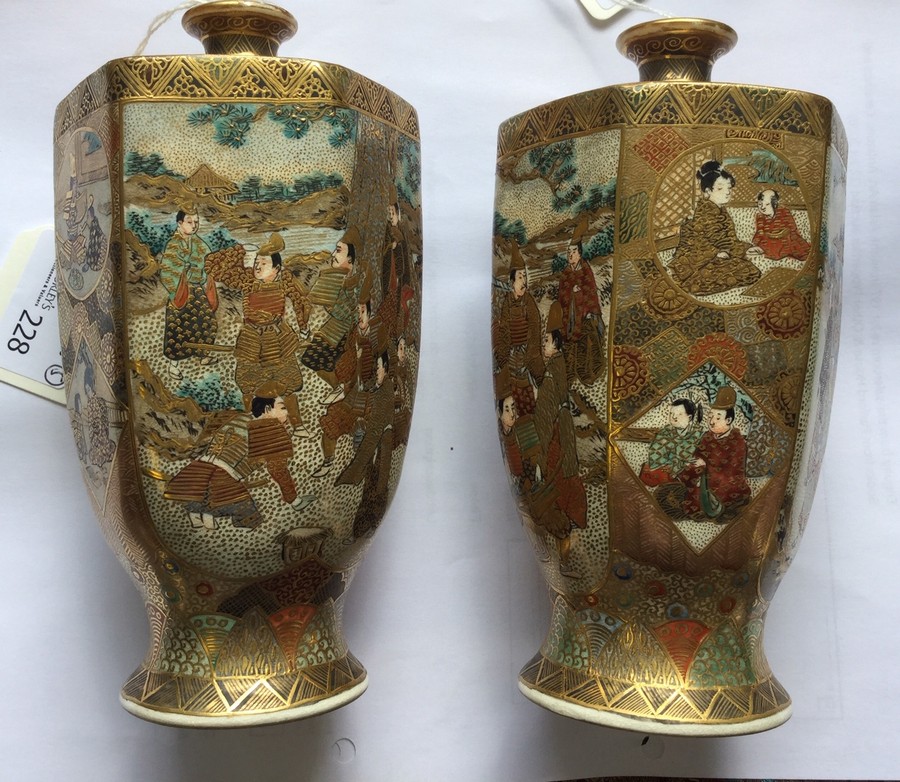 A pair of Japanese Satsuma vases, of hexagonal baluster form decorated panels of figures, - Bild 7 aus 15