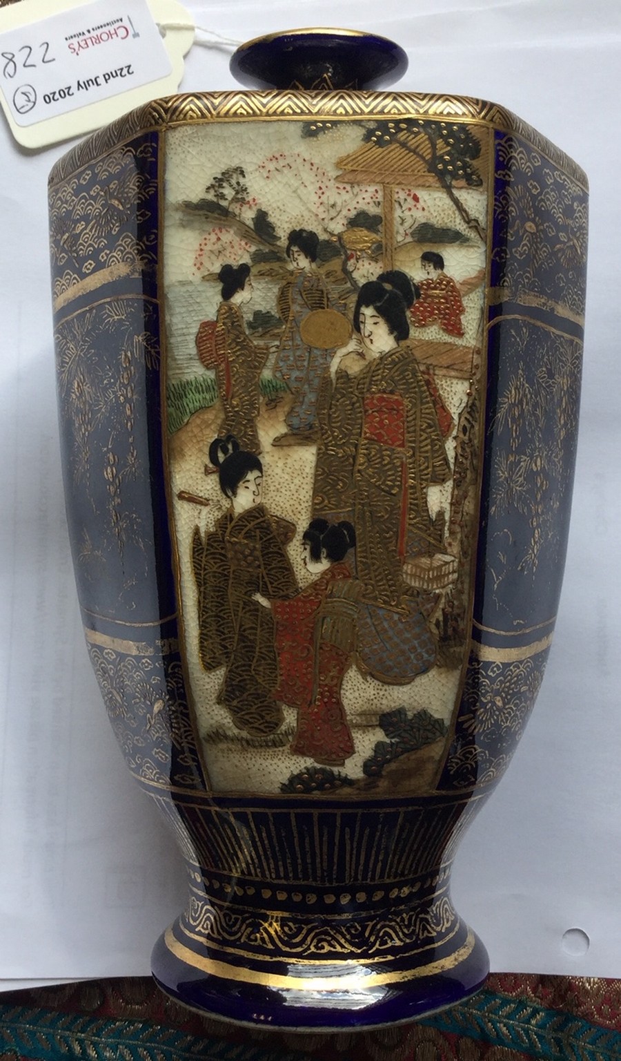 A pair of Japanese Satsuma vases, of hexagonal baluster form decorated panels of figures, - Bild 12 aus 15