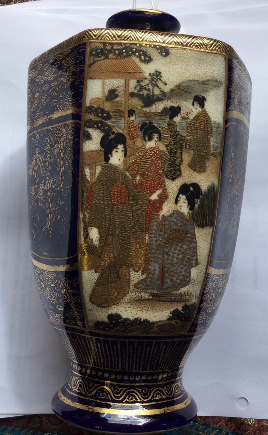 A pair of Japanese Satsuma vases, of hexagonal baluster form decorated panels of figures, - Bild 14 aus 15