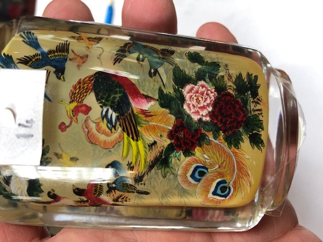 A Chinese snuff bottle and cover, the interior pained peacocks, - Image 5 of 6