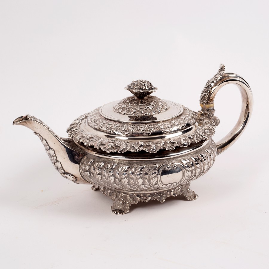 A George IV silver teapot, Emes & Barnard, London 1824, - Image 2 of 3