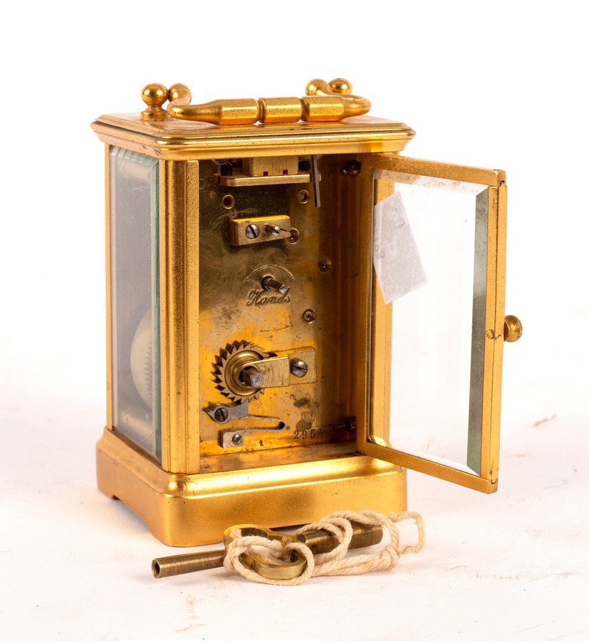 A small carriage clock in a gilt brass case, - Bild 2 aus 2