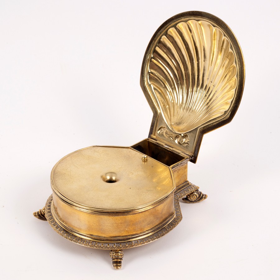 A silver gilt shell-shaped inkstand and pen tray, James Garrard, London 1871, - Image 4 of 8