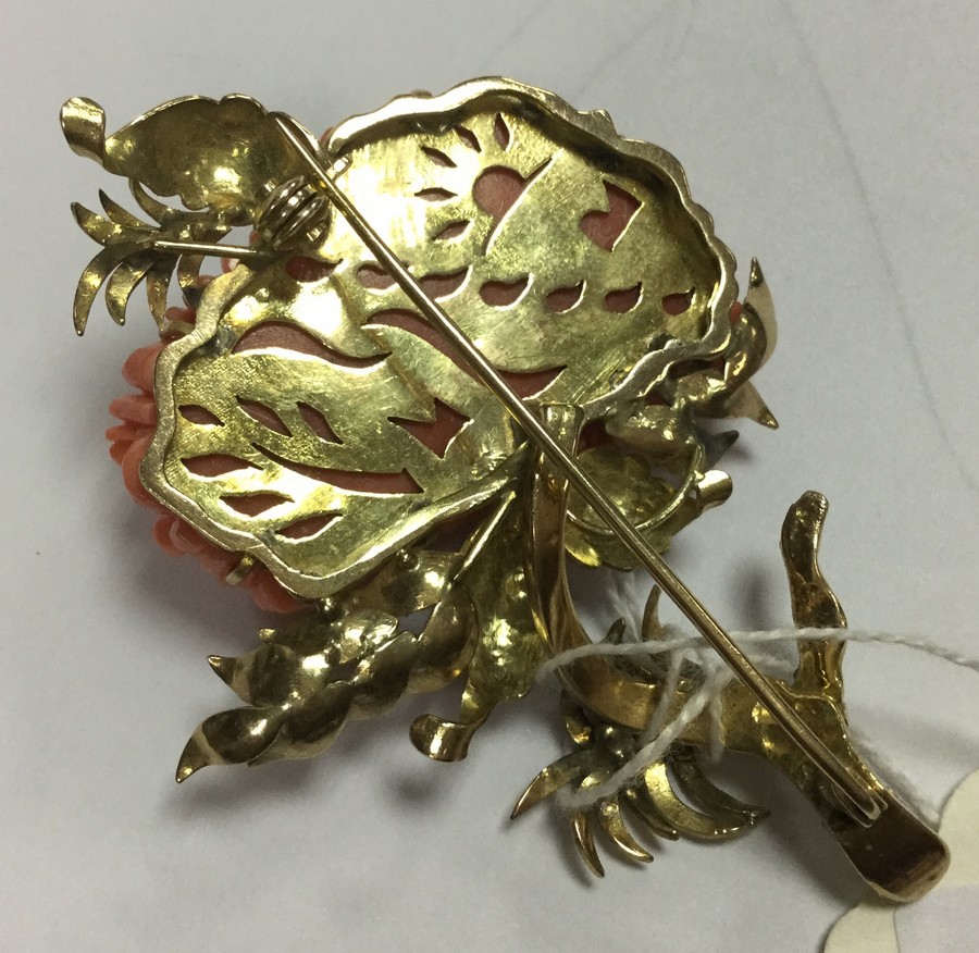 A coral brooch of flower form, set in an unhallmarked yellow metal frame, 7. - Image 5 of 6