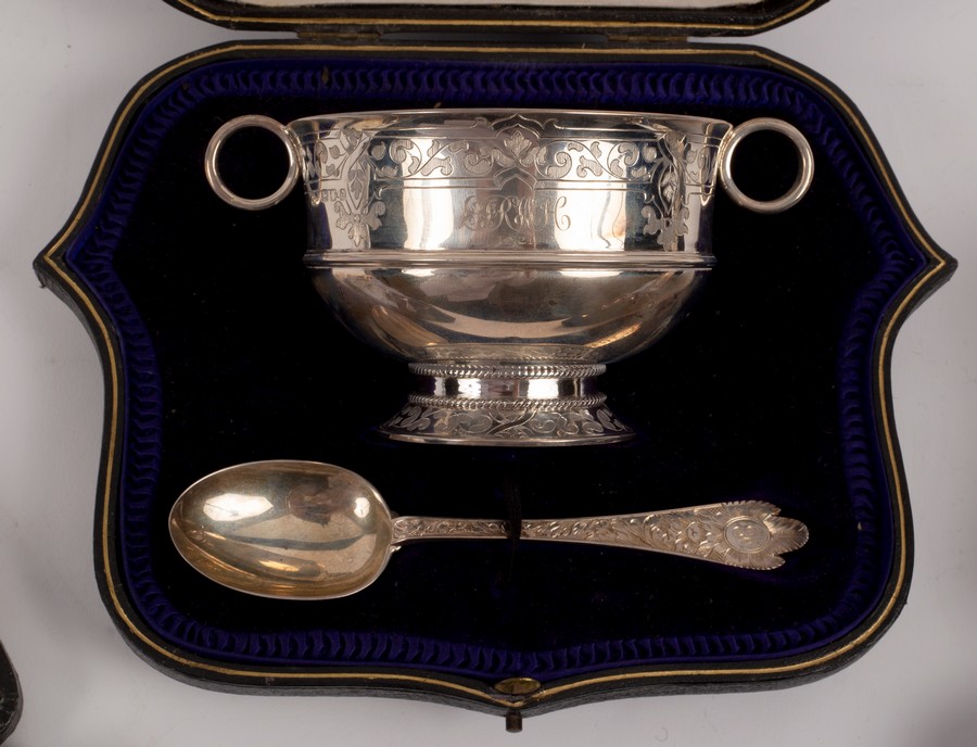 A silver Christening bowl and spoon, Wakely & Wheeler, London 1916/1919, a silver egg cup and spoon, - Image 2 of 2