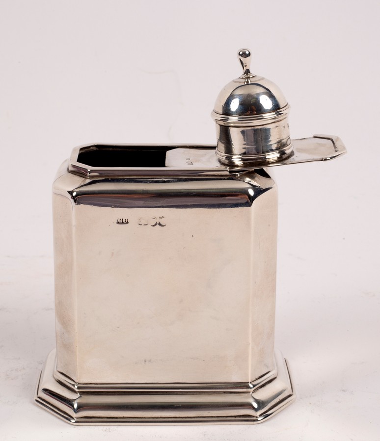 A Queen Anne style silver tea caddy, George Unite, London 1891, of typical form with sliding cover, - Image 3 of 3