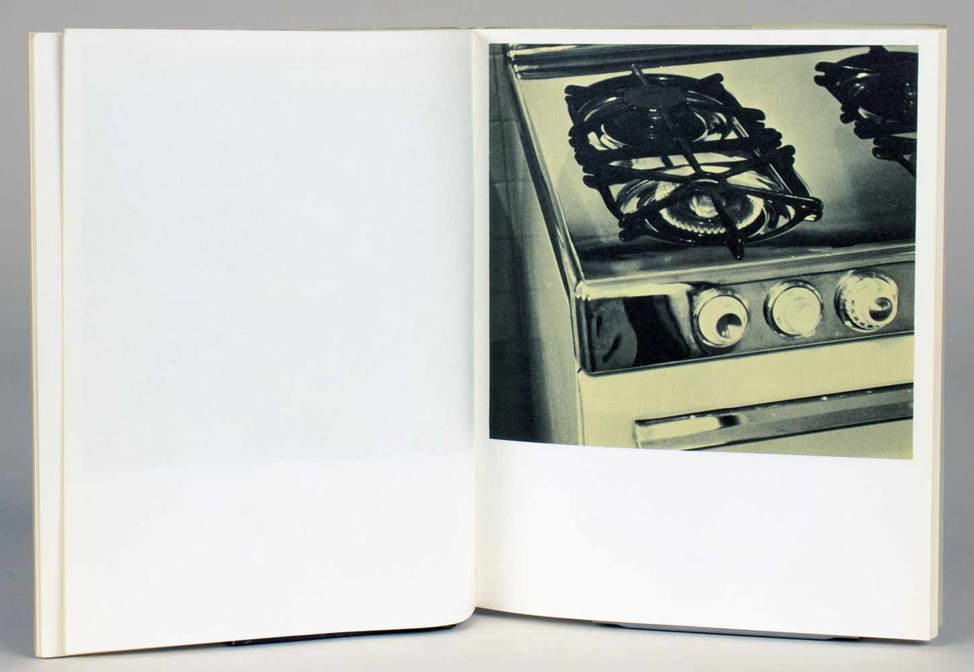 Ed Ruscha. Twentysix Gasoline Stations. - Various Small Fires. [Los Angeles,] Ed Ruscha 1969 und - Bild 3 aus 3