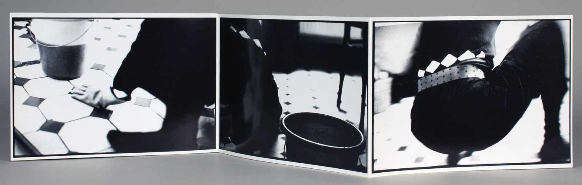 Susa Templin. Das Leporello vom »Putzen«. Neun Fotografien (Agfa-Baryt). 1993. 20,0 : 28,2 cm.