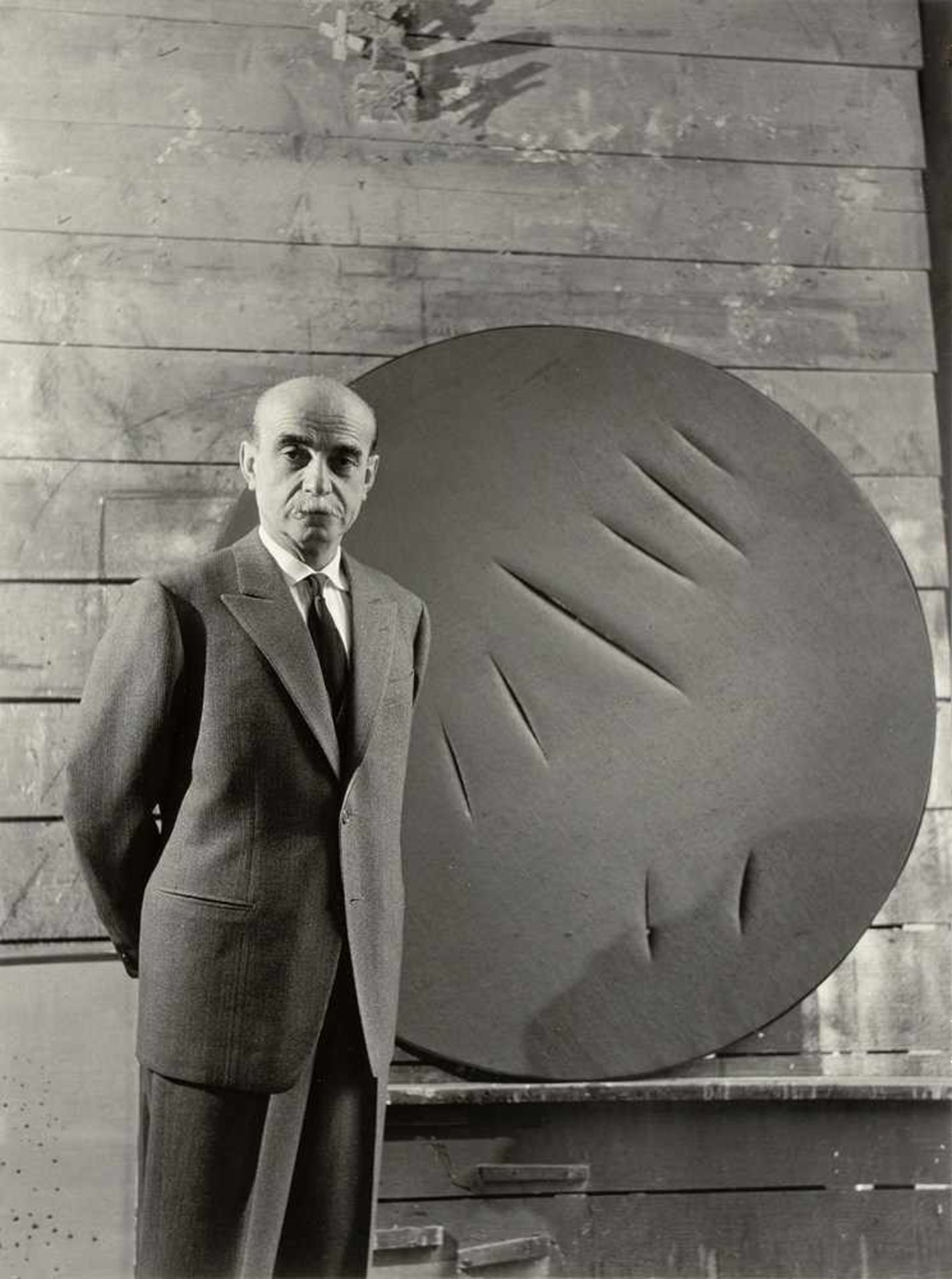 Aldo Durazzi. Lucio Fontana. Zwölf Fotografien. 1950-1959. 40 : 30 cm. - Image 5 of 12