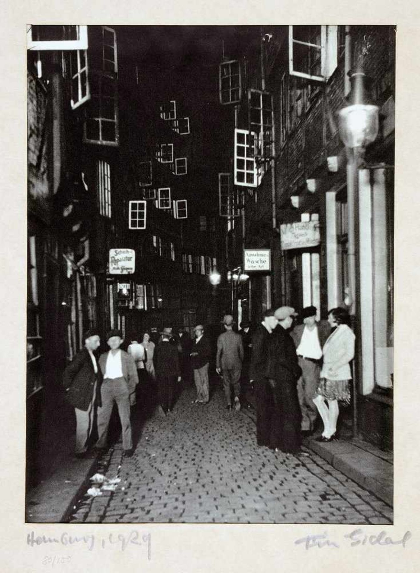 Tim Gidal. Hamburg, 1929. Offsetdruck nach Fotografie. 25 : 19 cm. Signiert, datiert und betitelt.