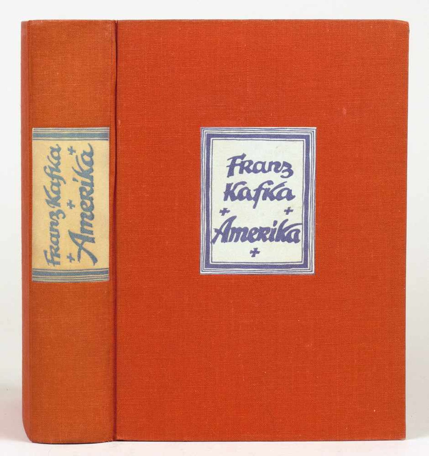 Franz Kafka. Amerika. Roman. München, Kurt Wolff 1927. Roter Originalleinenband mit blau-weißem