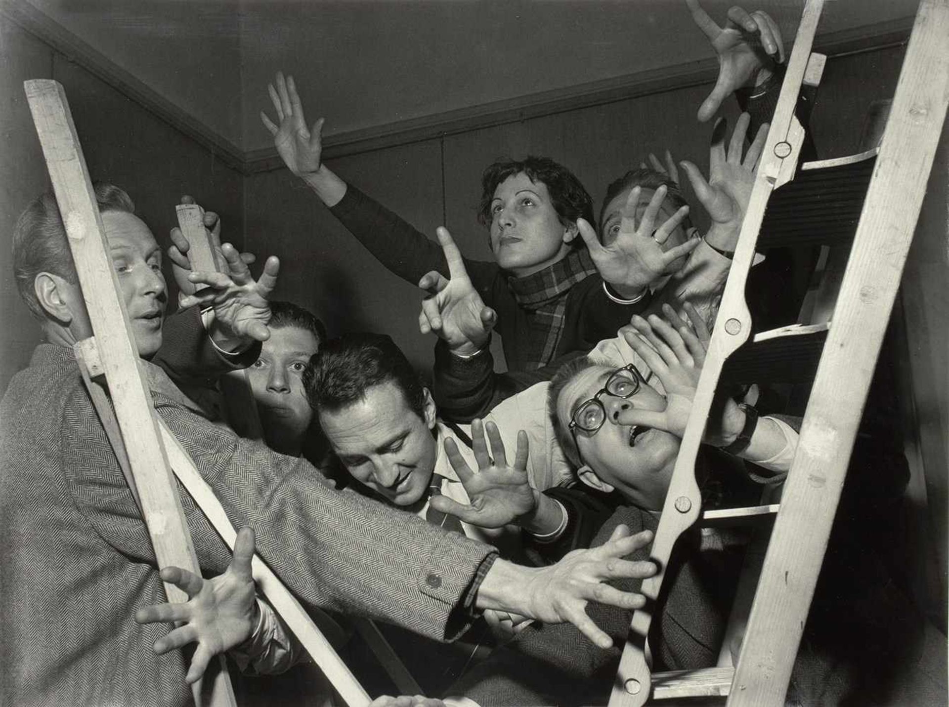 Aldo Durazzi. Movimento spazialista. Sieben Fotografien. 1952-1959. 40 : 30 cm. - Bild 3 aus 7