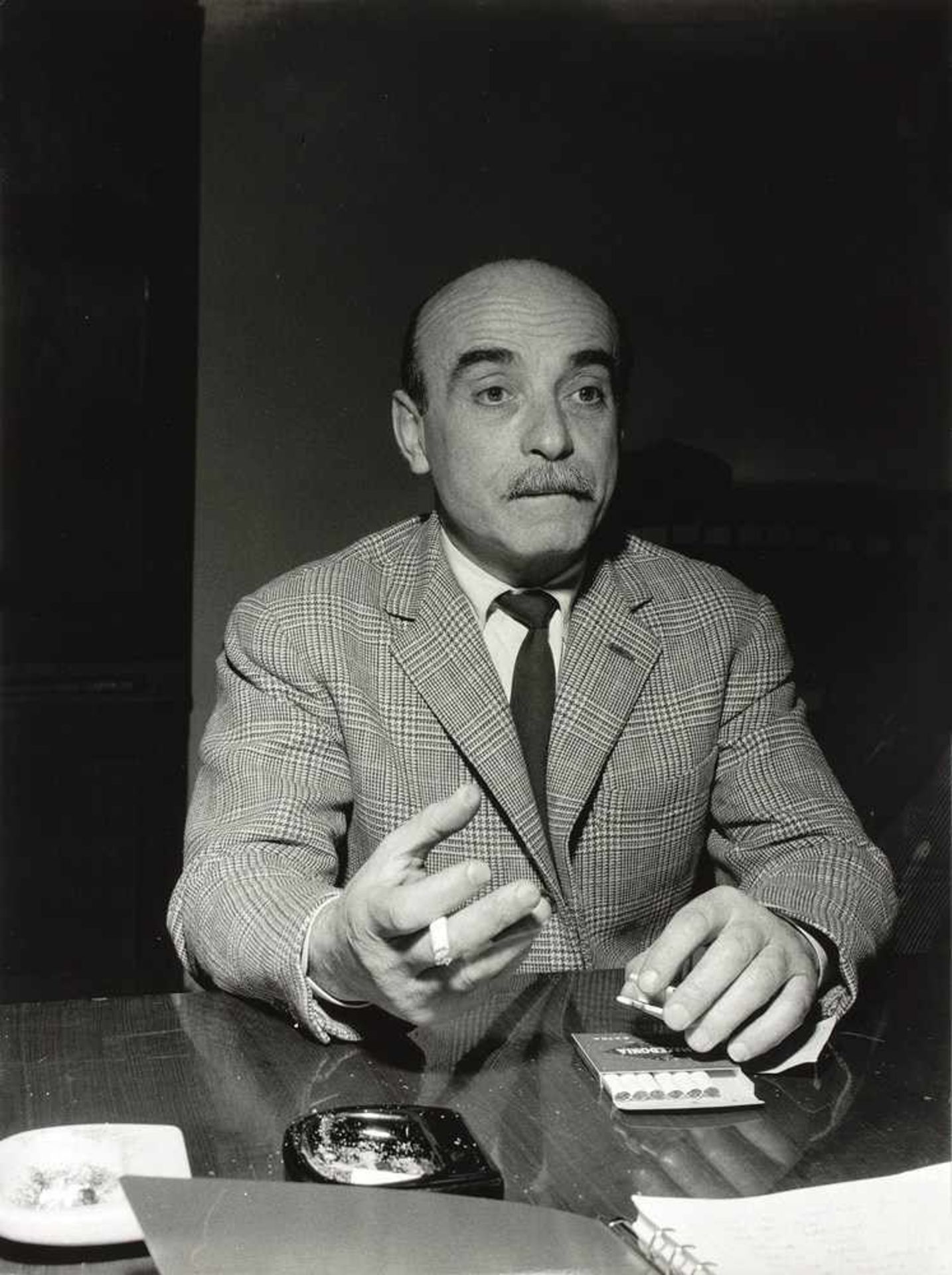 Aldo Durazzi. Lucio Fontana. Zwölf Fotografien. 1950-1959. 40 : 30 cm. - Image 11 of 12