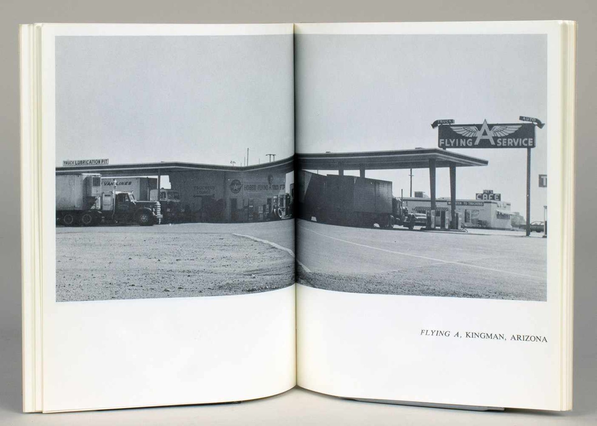 Ed Ruscha. Twentysix Gasoline Stations. - Various Small Fires. [Los Angeles,] Ed Ruscha 1969 und - Bild 2 aus 3