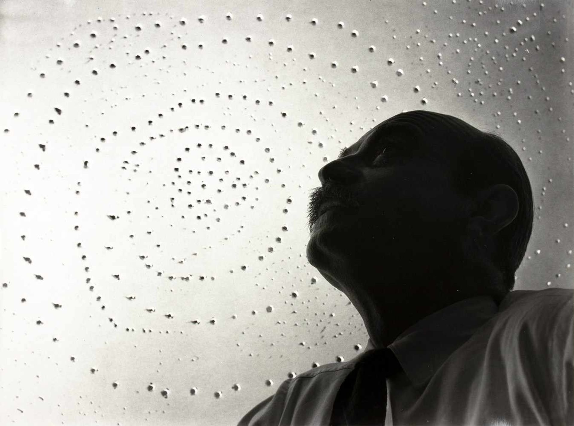 Aldo Durazzi. Lucio Fontana. Zwölf Fotografien. 1950-1959. 40 : 30 cm.