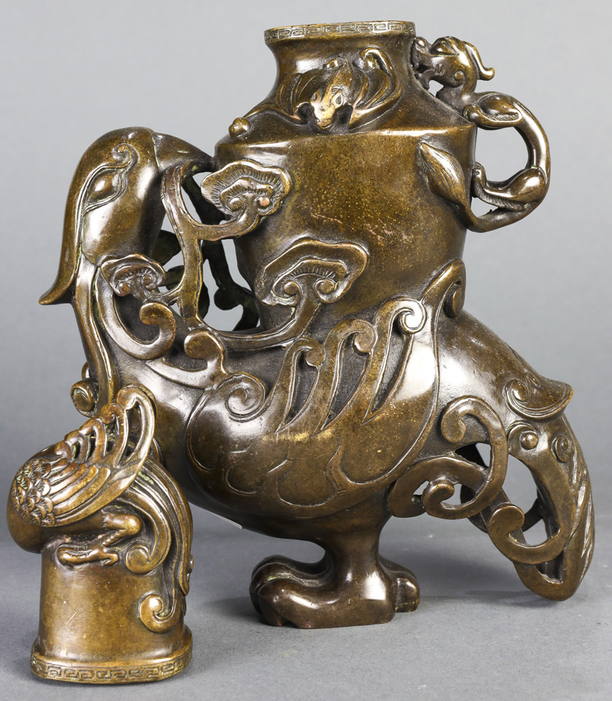 A Chinese-style Bronze Lidded Vase - Image 5 of 6