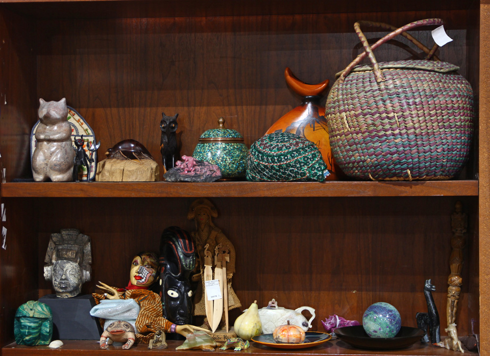 Two shelves of decorative art - Image 2 of 3