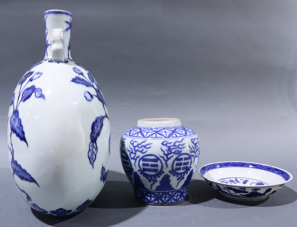 (Lot of 3)A group of Chinese blue and white wares, the first is a bottle vase painted with - Image 4 of 11