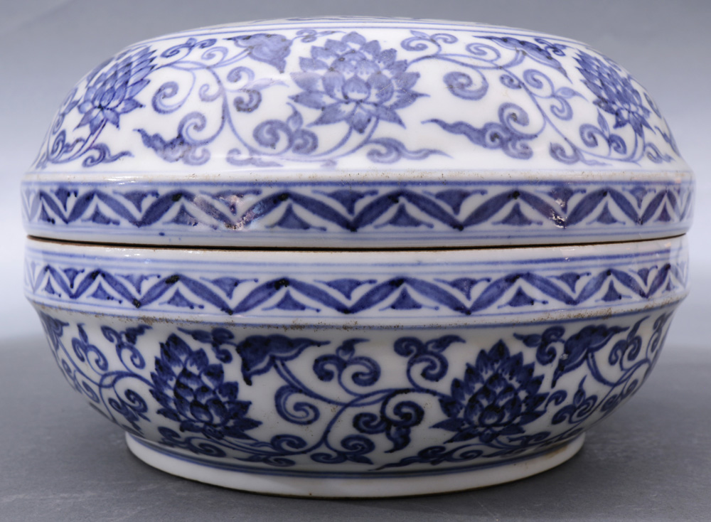 A Chinese blue and white lidded porcelain box, of circular shape, the cover painted with dragon - Image 2 of 5