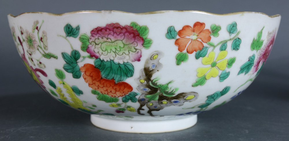 (Lot of 2) Two Chinese famille-rose wares, first a bowl, of lobbed mouth rim and decorated with - Image 4 of 8