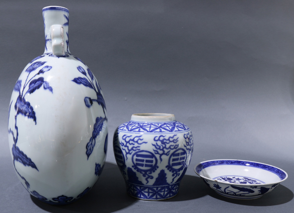(Lot of 3)A group of Chinese blue and white wares, the first is a bottle vase painted with - Image 2 of 11