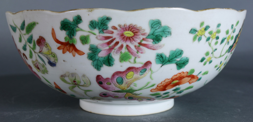 (Lot of 2) Two Chinese famille-rose wares, first a bowl, of lobbed mouth rim and decorated with - Image 6 of 8