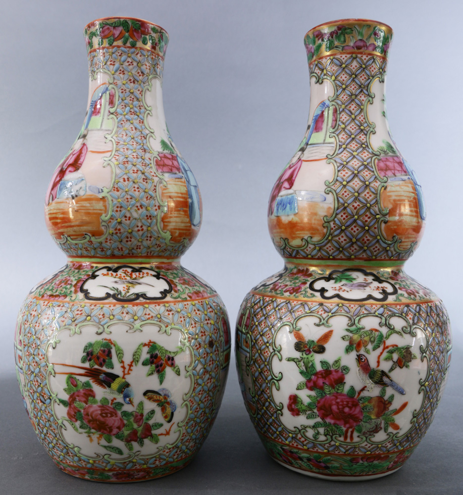 (lot of 2) A Pair of Chinese famille-rose double-gourd vases, each painted with figures and floral - Image 2 of 6