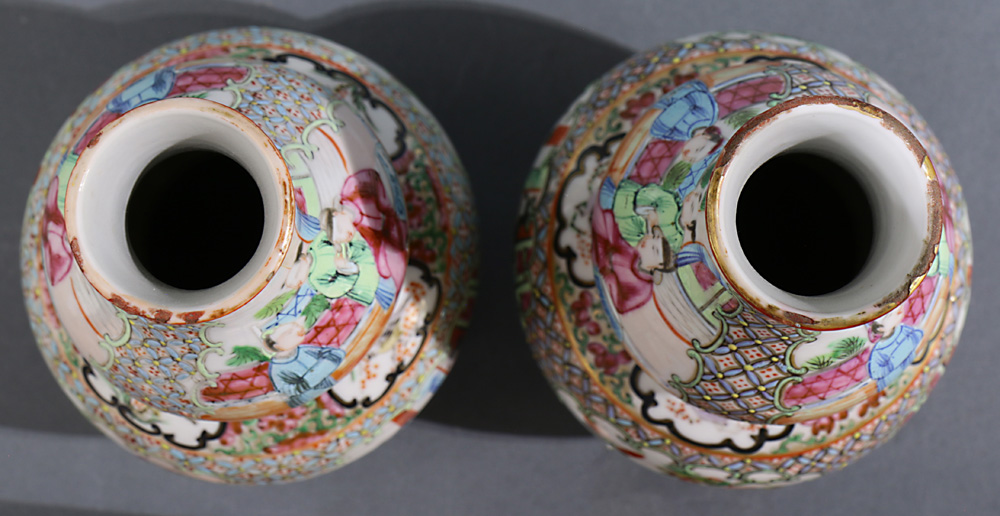 (lot of 2) A Pair of Chinese famille-rose double-gourd vases, each painted with figures and floral - Image 5 of 6