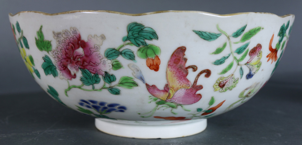 (Lot of 2) Two Chinese famille-rose wares, first a bowl, of lobbed mouth rim and decorated with - Image 5 of 8