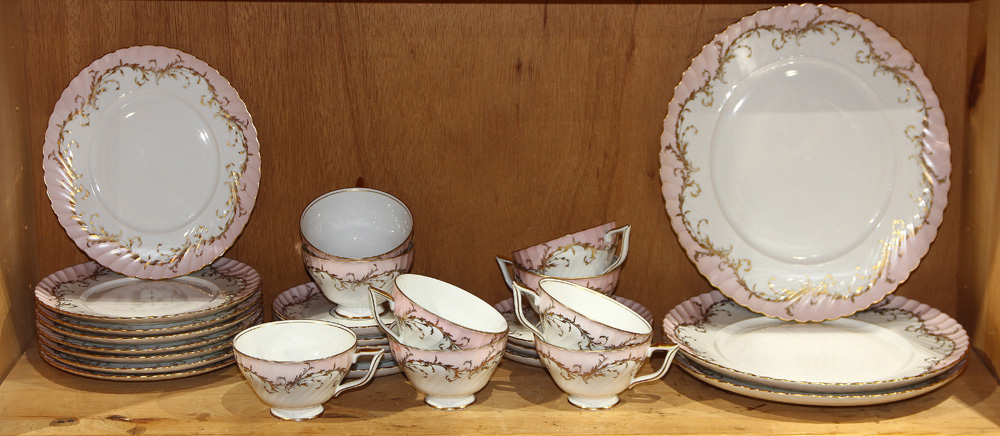 One shelf with a Bavarian Royal Tetau Elegance Rose china service comprising 3 dinner plates, 8